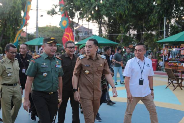 Wali Kota Eri bersyukur karena di Tegalsari tepatnya di depan kantor Kodim terdapat taman baru yang bernama Taman Kartika