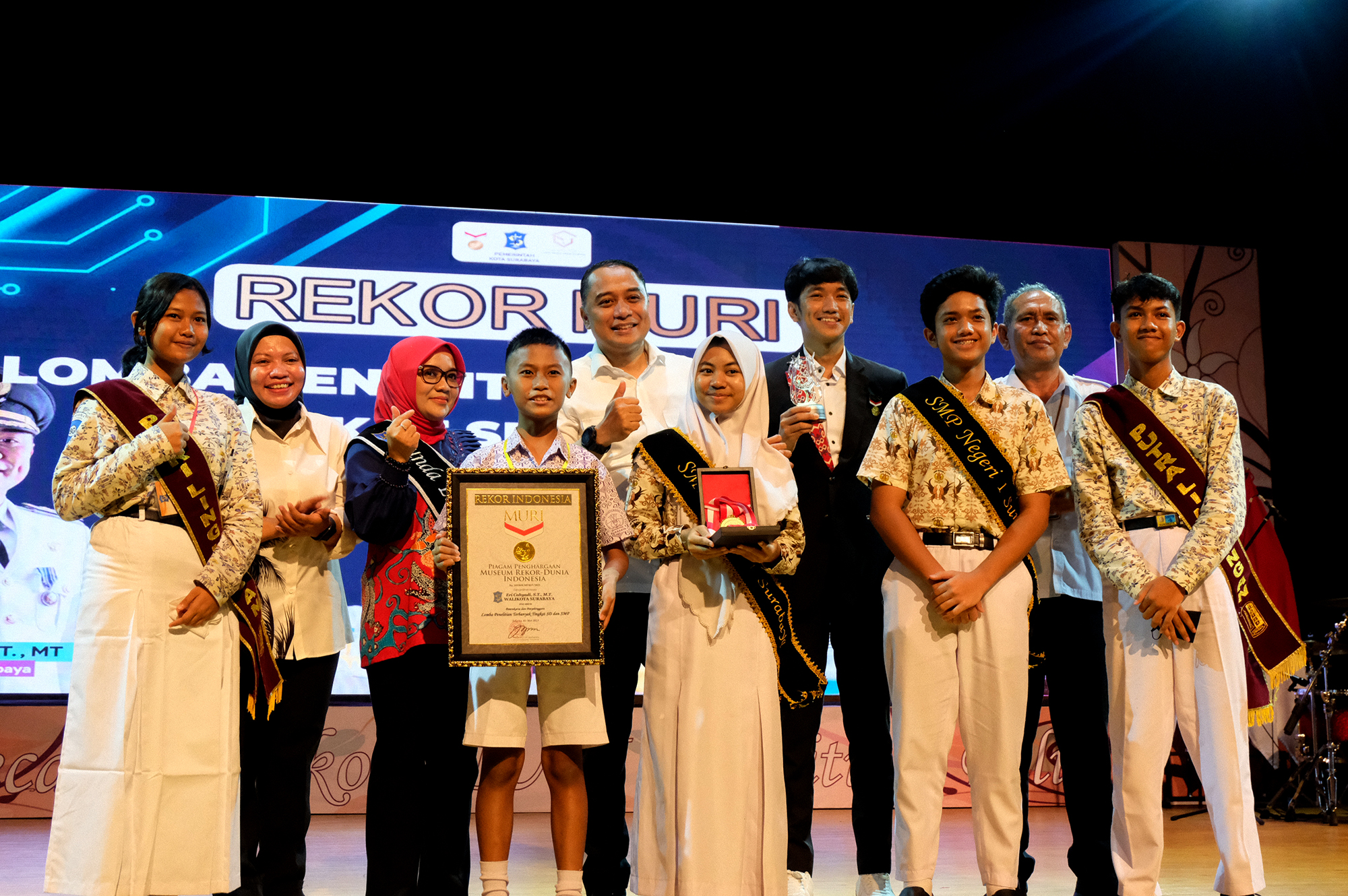 Kota Surabaya kembali pecahkan Rekor MURI Dunia kategori “Lomba Penelitian Terbanyak Tingkat SD dan SMP