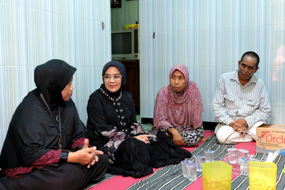 Istri Wali Kota Eri Takziah ke Rumah Duka 