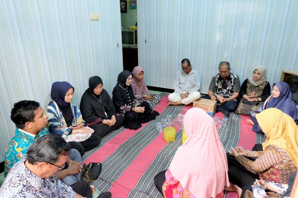 Istri Wali Kota Eri Takziah ke Rumah Duka