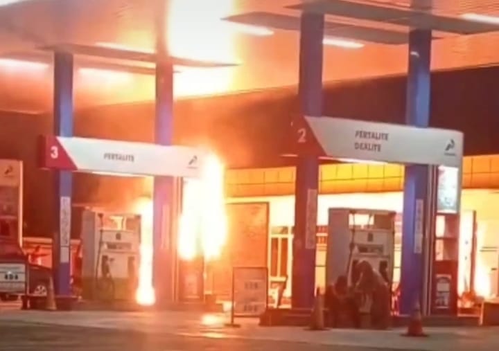 Mini Bus Terbakar Saat Distarter di SPBU Talang Gunung Empat Lawang 