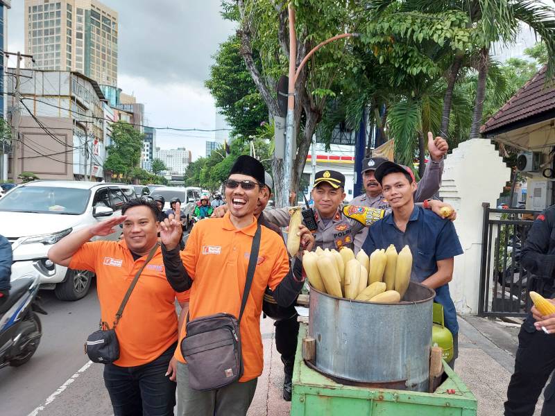 Penjual jagung rebus yang dagangannya diborong oleh Kapolsek Tegalsari