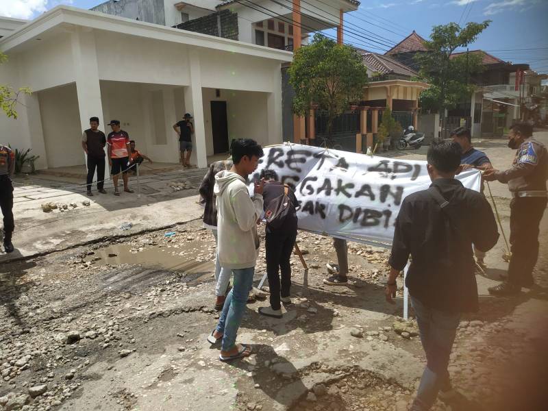 Demo terhadap Bupati di Sumenep 