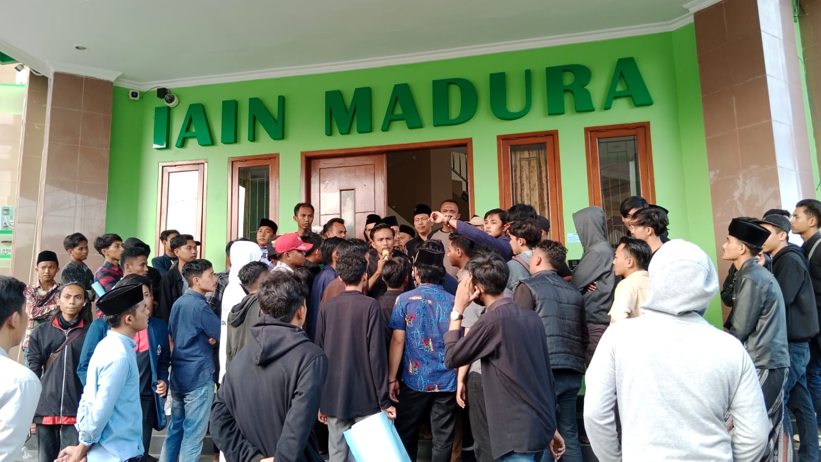 Demo Mahasiswa IAIN Pamekasan di Depan Rektorat 
