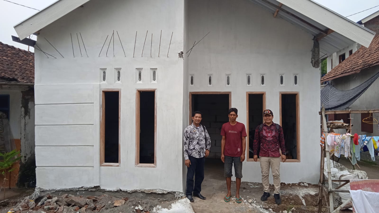 Foto : Kades Penggaron Tinjau Bedah Rumah Program BSPS