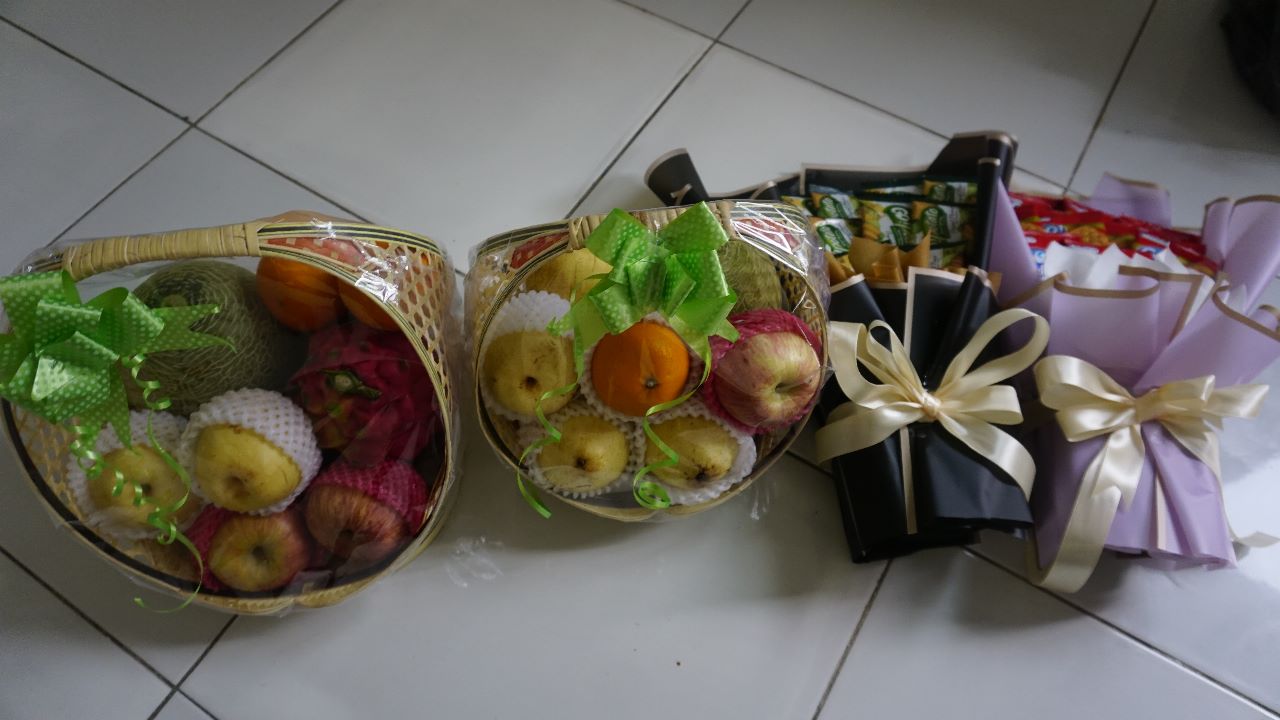 Santri Membuat Hantaran Parsel dan Buket
