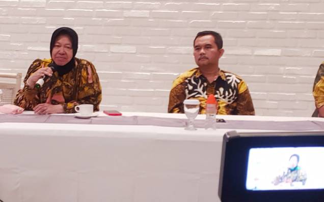 Mensos Risma saat konferensi pers di Surabaya 
