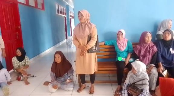 Puluhan penerima bantuan sosial BPNT Desa Babatan datangi kantor Camat Lintang Kanan Kabupaten Empat Lawang