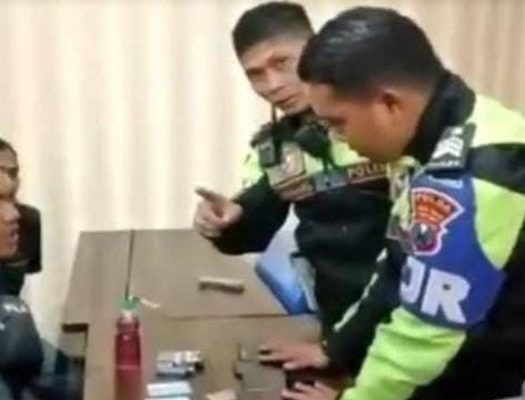 Anggota PJR Polda Jatim yang amankan pelaku sabu sabu