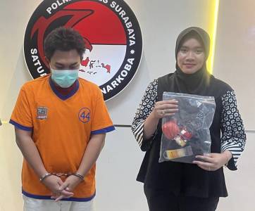 Kurir pengedar sabu yang ditangkap Polrestabes Surabaya didampingi petugas