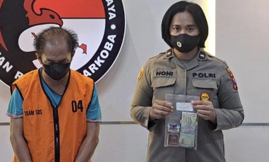 Pengedar sabu didampingi petugas Polrestabes Surabaya