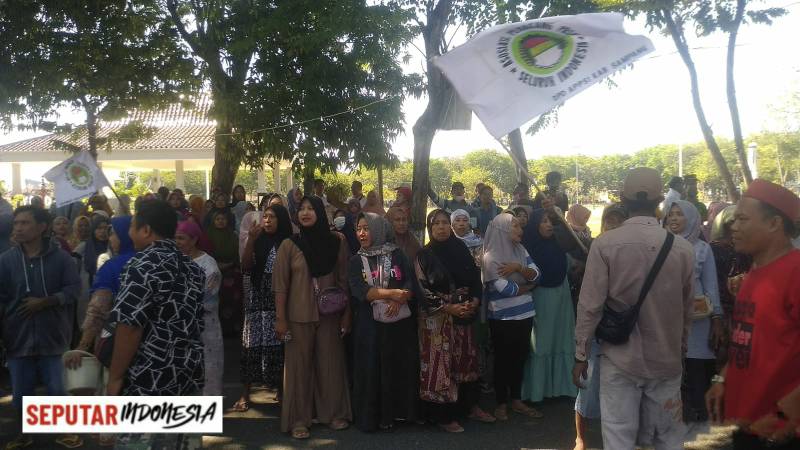 Ratusan Pedagang Pasar Srimangunan Serbu Kantor DPRD Sampang