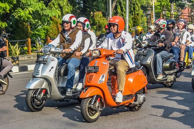 Wali Kota Eri Cahyadi Sunmori bersama Ribuan Komunitas Vespa 