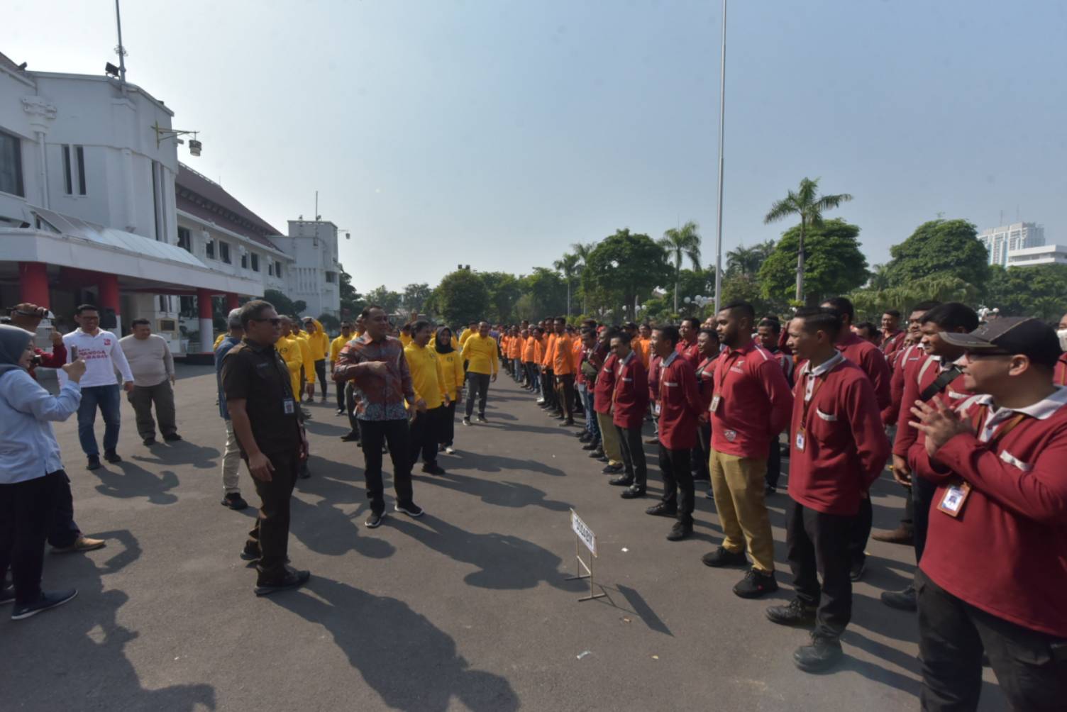 Wali Kota Surabaya Eri Cahyadi memimpin Apel Bela Pasukan Pengamanan dan Penertiban Pedestrian, serta Saluran Air di Kota Pahlawan,