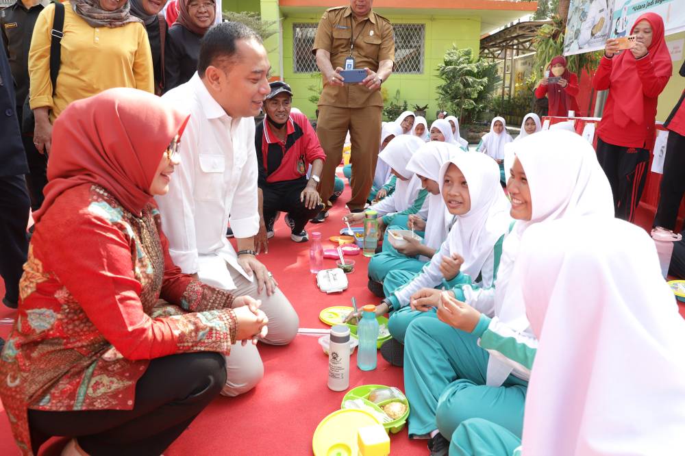 Wali Kota Surabaya Eri Cahyadi bersama Ketua Tim Penggerak (TP) PKK Surabaya Rini Indriyani meninjau Pencanangan Aksi Siber Casting, 