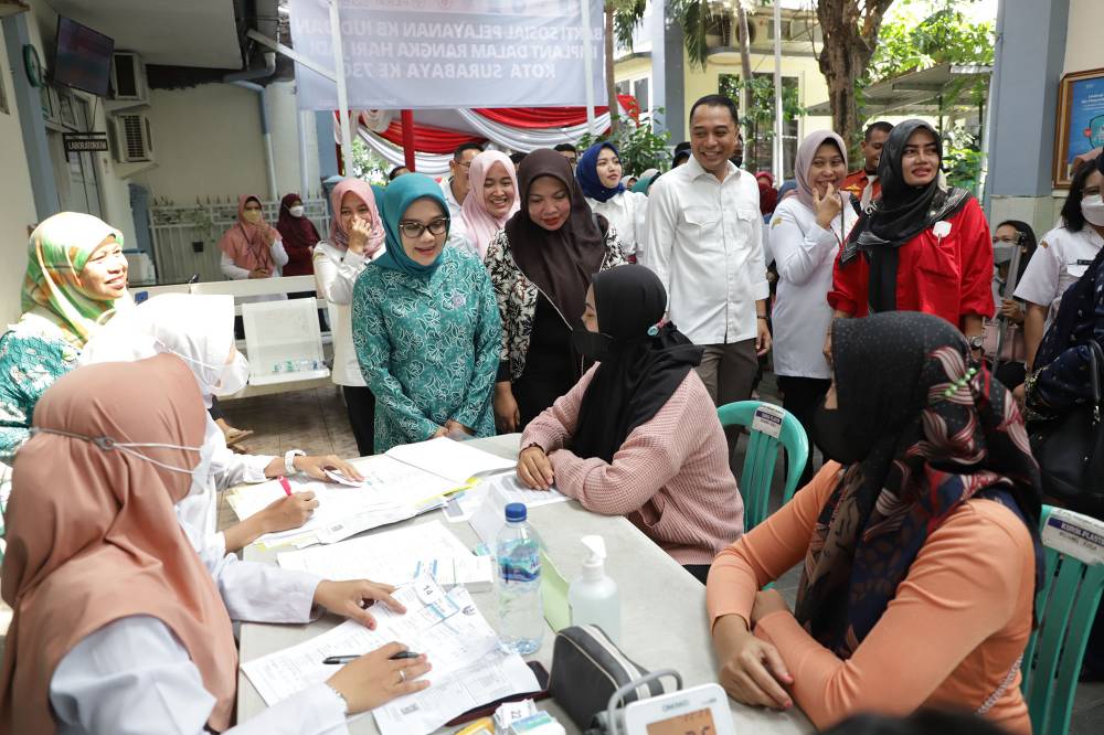 Wali Kota Surabaya Eri Cahyadi bersama Ketua Tim Penggerak (TP) PKK Surabaya Rini Indriyani 
