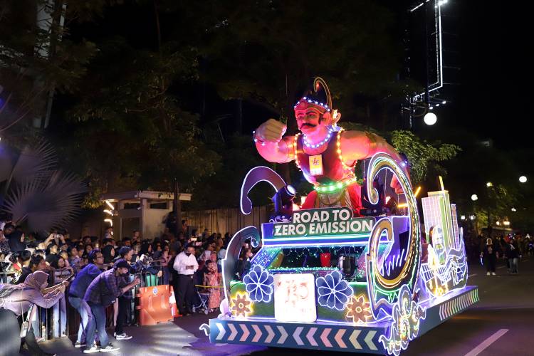 Pemkot Surabaya menggelar Light Parade atau Parade Lampu,