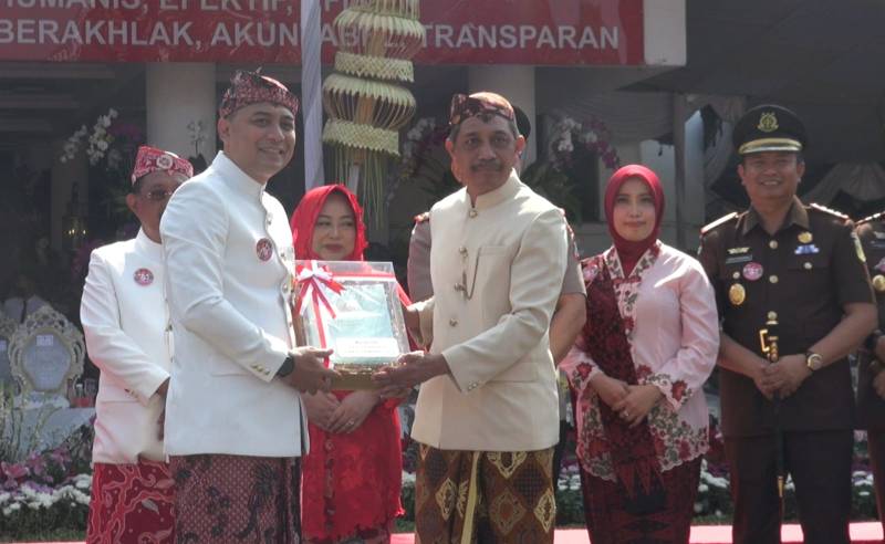 Wali Kota Eri Cahyadi Terima Penyerahan 463 Sertifikat Aset