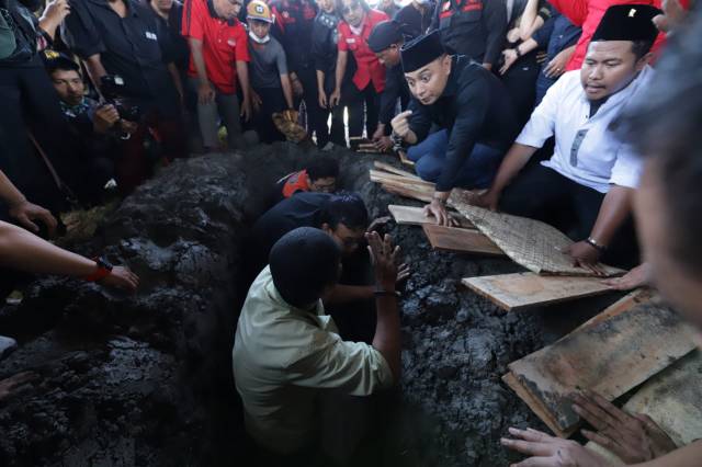 Wali Kota Surabaya Eri Cahyadi turut berduka cita atas meninggalnya mantan Wali Kota Surabaya Whisnu Sakti Buana 