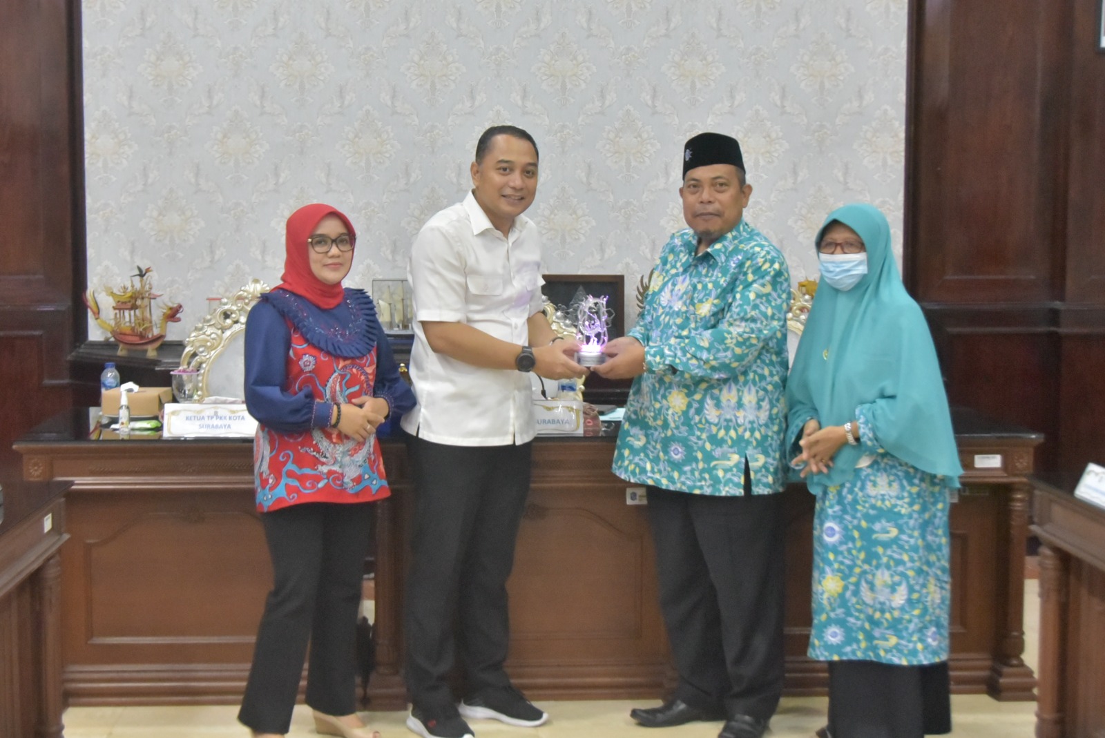 Wali Kota Surabaya Eri Cahyadi bersama Ketua TP PKK Surabaya Rini Indriyani Eri Cahyadi menyambut dengan hangat silaturahmi warga Muhammadiyah