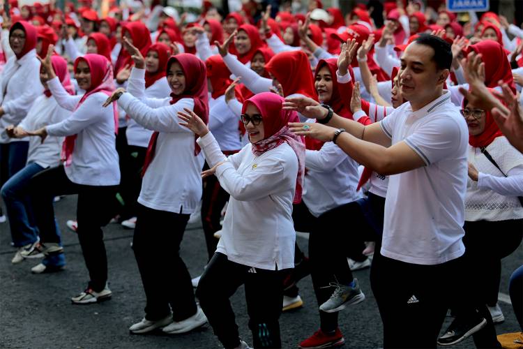 Senam PERWOSI Bersama Wali Kota Surabaya 