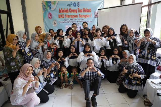 Rini Indriyani beserta Badan Kependudukan Keluarga Berencana Nasional (BKKBN) Jawa Timur menggelar Sekolah Orang Tua Hebat