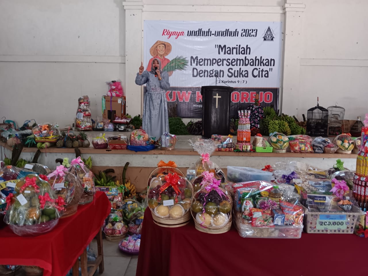 Kepala Desa Dra, Hj, Suisti bersama perangkat desa