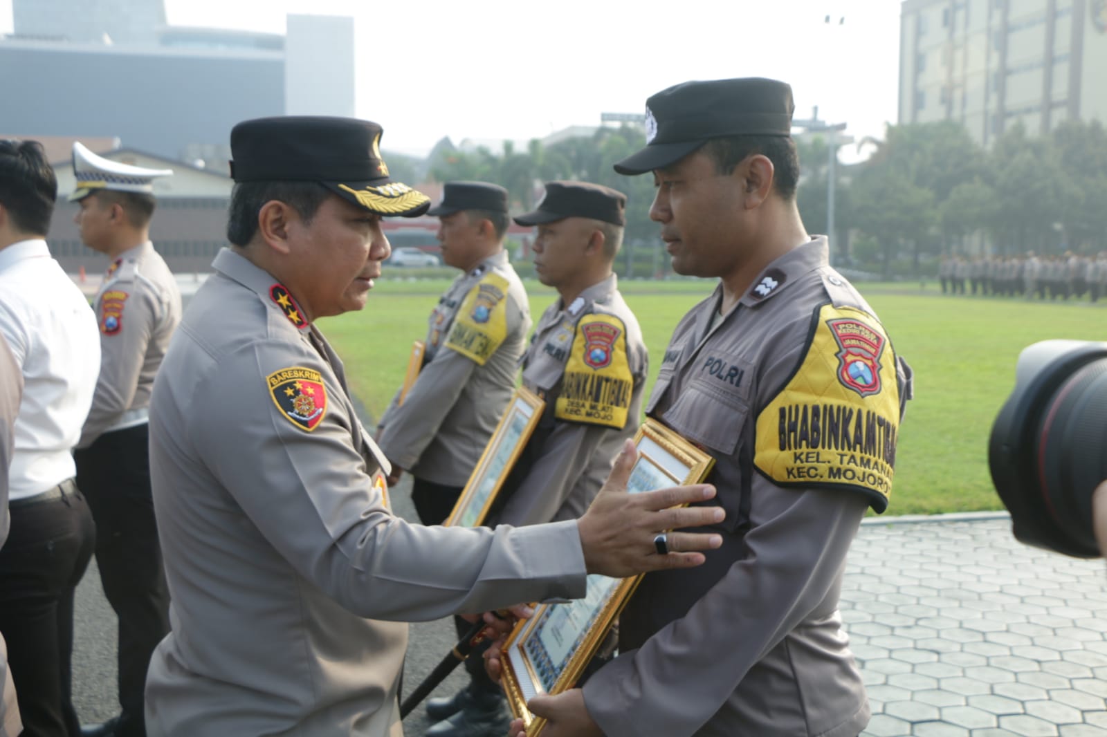Kapolda Jatim Beri Penghargaan Anggota Beprestasi