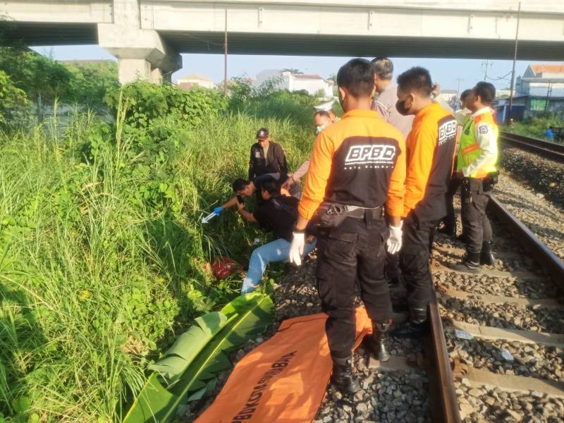 Petugas evakuasi korban kecelakaan kereta api di Benowo