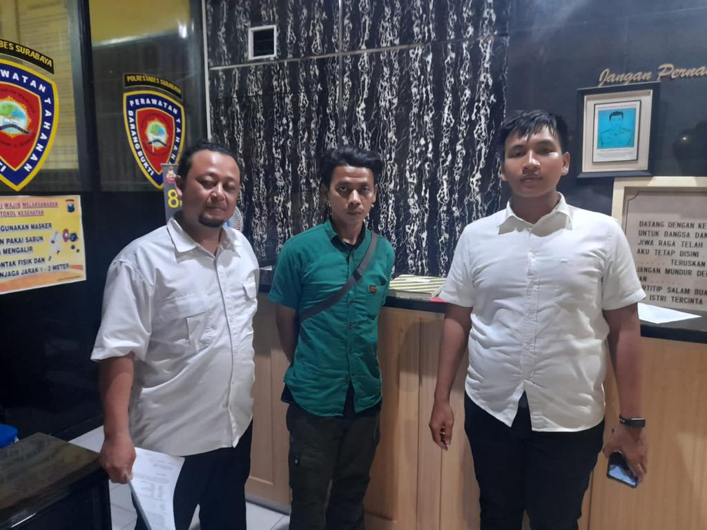 Tersangka pencuri motor diapit Polisi