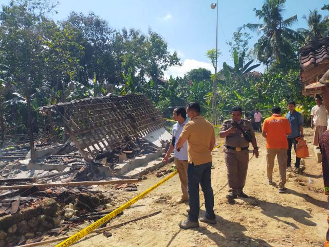 Rumah yang dibakar pemilik di Pamekasan