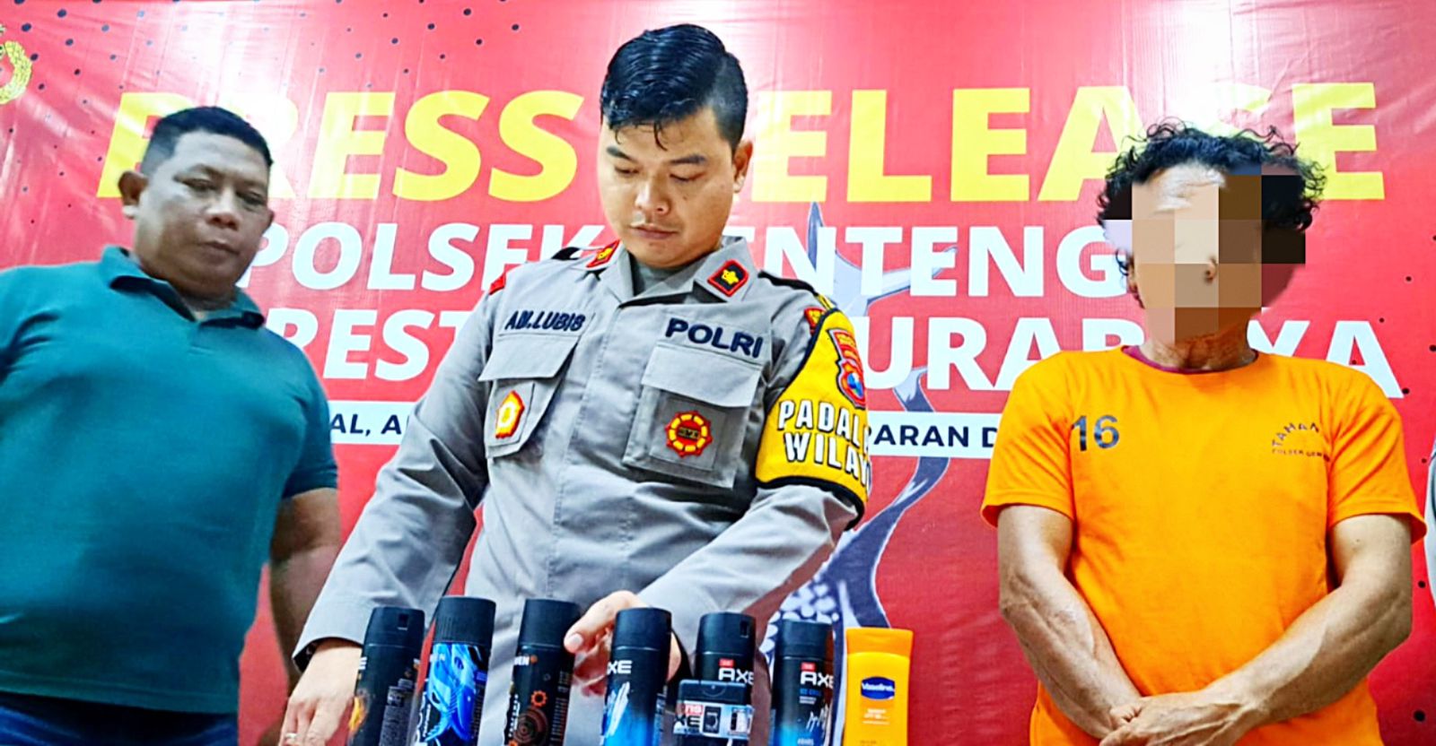 Kapolsek dan Kanit Reskrim Polsek Genteng pamerkan pencuri minimarket