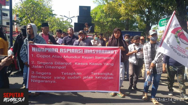 Puluhan massa yang terkabung dalam Komando Hidupkan Aspirasi Masyarakat
