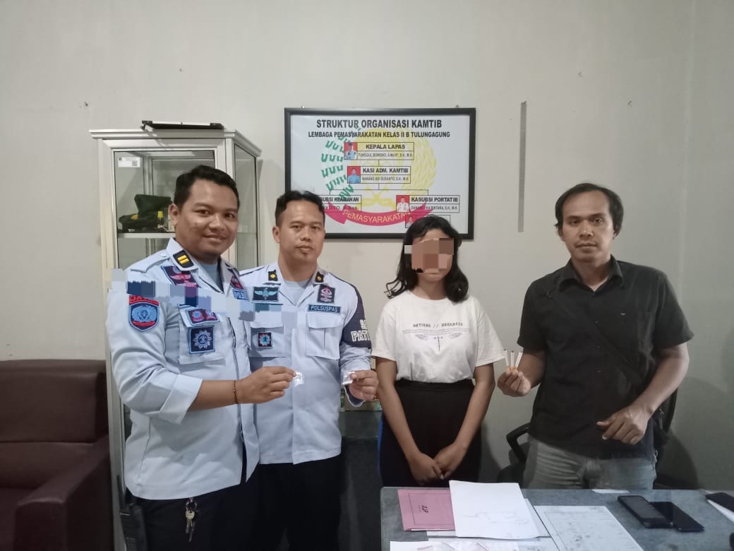 Perempuan pembawa Rokok Isi Sabu diapit petugas