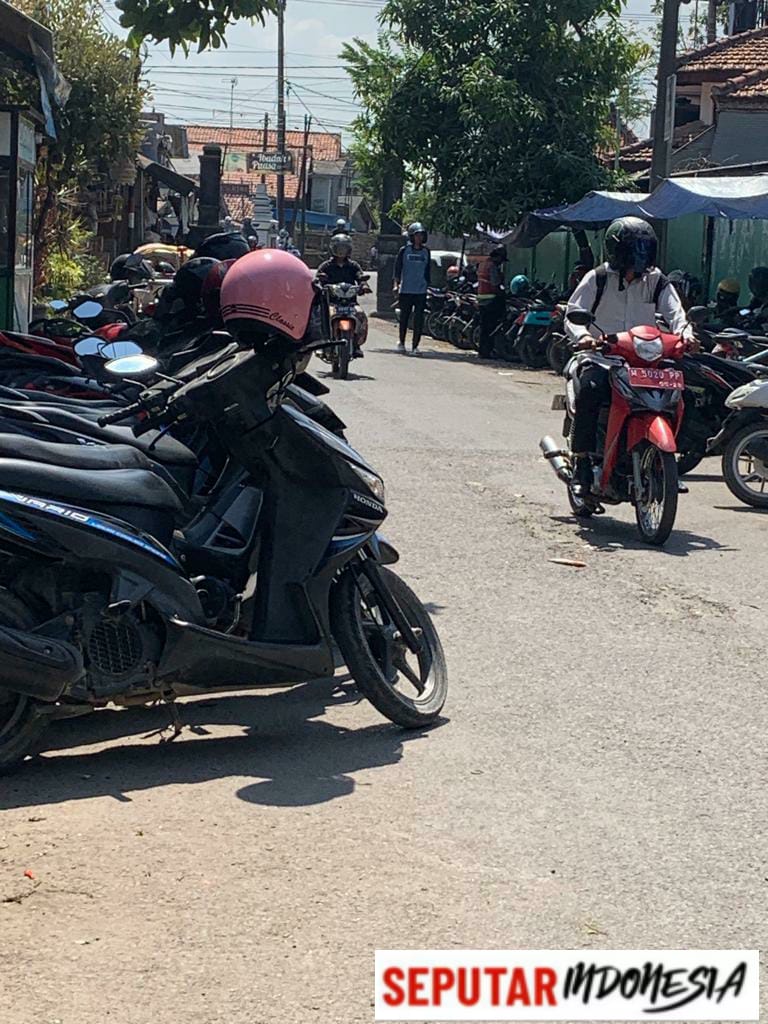 Parkir Liar di Sekeliling Pasar Srimangunan Sampang
