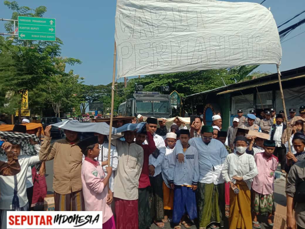 Ratusan massa yang mengatasnamakan Forum Umat Islam Bersatu Madura