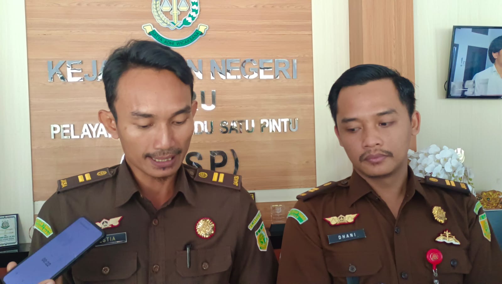 PLT Kastel Kejaksaan Negeri Buru, Destia didampingi tim penyidik Jaksa Dhani