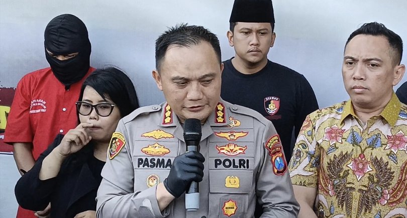 Kombes Pol Pasma Royce Kapolrestabes Surabaya dan Kasat Reskrim AKBP Mirzal Maulana pamerkan pelaku pembunuhan