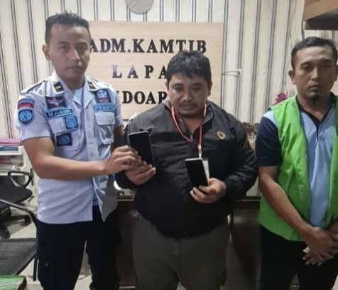 Pelaku yang diamankan petugas berikut HP