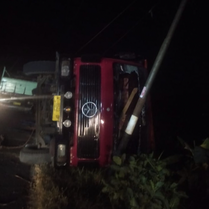 Truk Minyak Goreng Sovia Terguling di Jalan Trasa 
