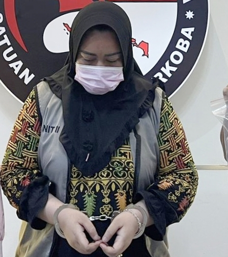Wanita di Surabaya yang ditangkap karena menjadi penjual narkotika jenis sabu