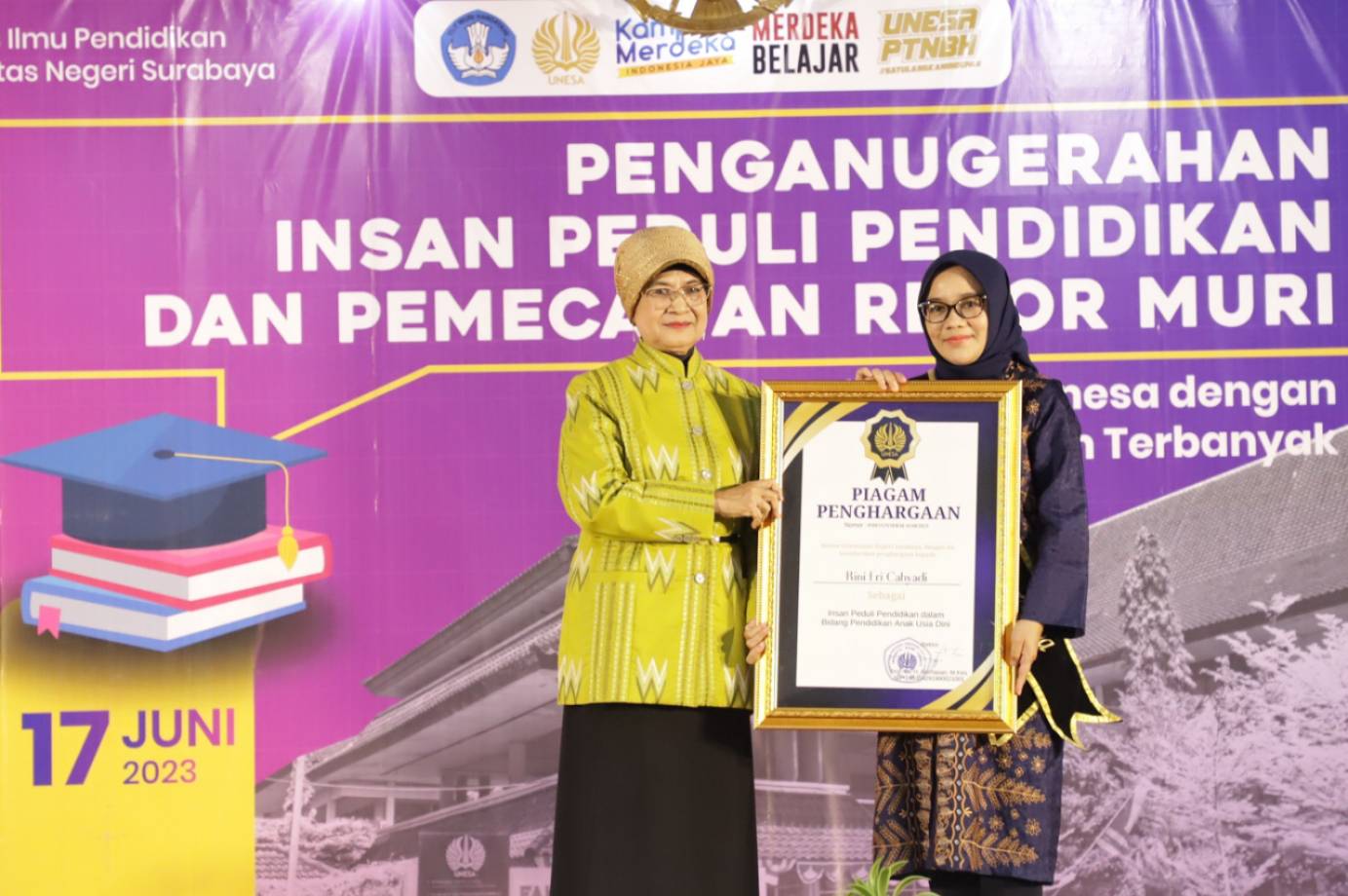 Rini Indriyani Eri Cahyadi Mendapat Penghargaan dari Unesa sebagai Insan Peduli Pendidikan