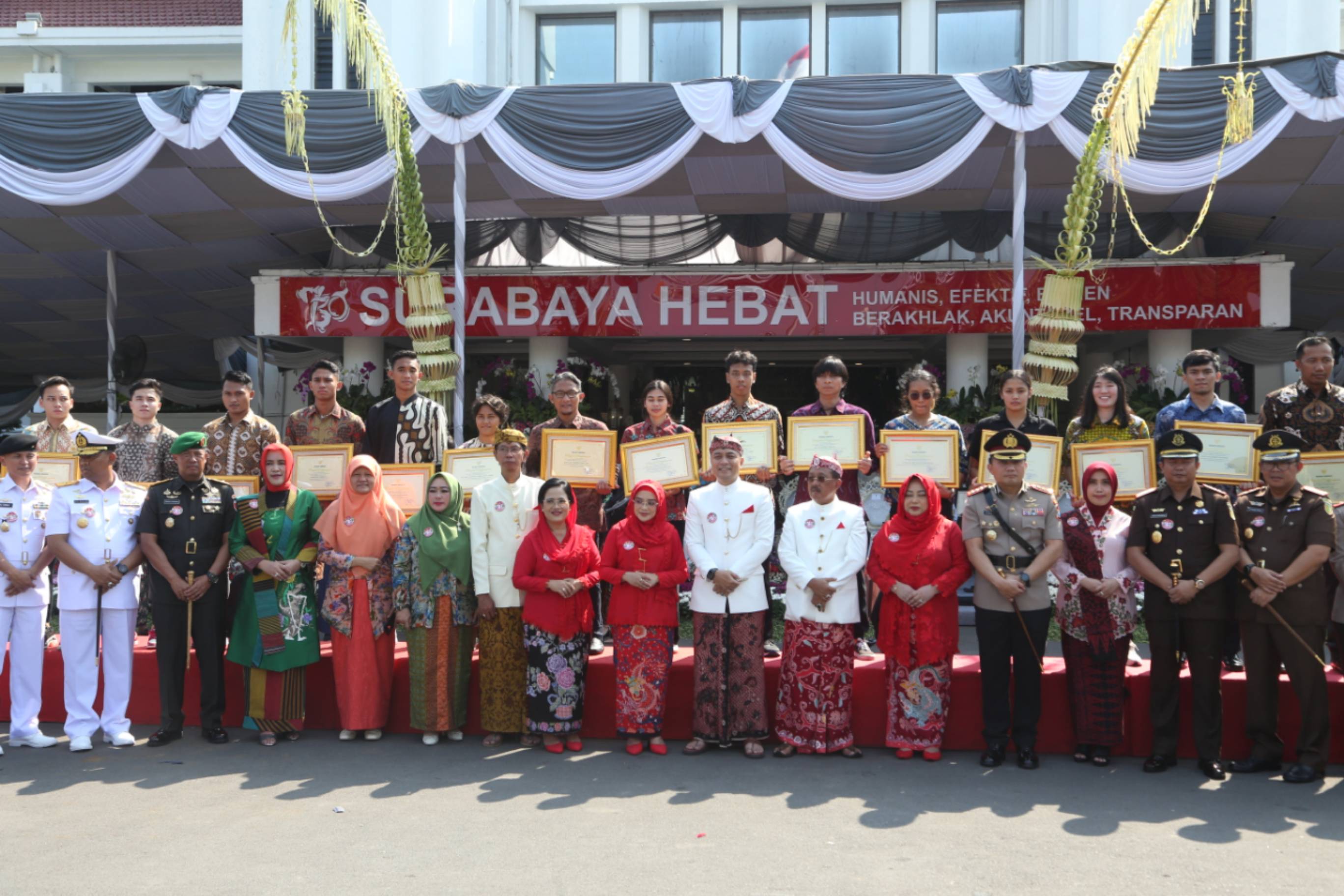 Wali Kota Surabaya Eri Cahyadi memberikan piagam penghargaan kepada puluhan atlet, 