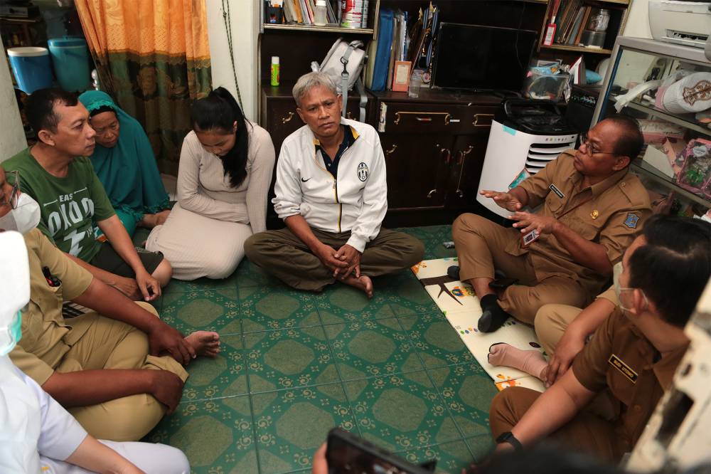 dr Billy Daniel Messakh mengunjungi rumah keluarga pasien meninggal 
