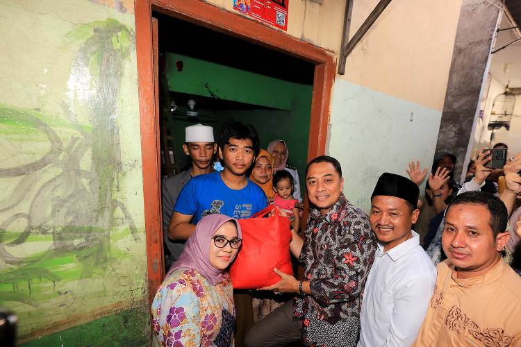 Wali Kota Surabaya Eri Cahyadi bersama Ketua TP PKK Surabaya Rini Indriyani mendatangi langsung rumah keluarga Choirul-Yuyun 