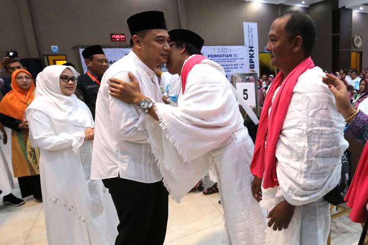 Wali Kota Surabaya Eri melepas CJH dari Surabaya di asrama Haji Sukolilo 