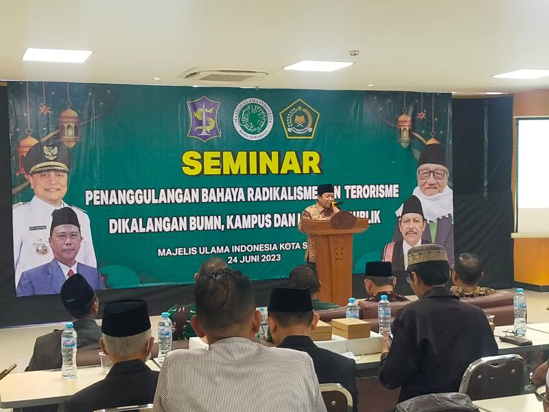 Seminar yang dibuka langsung oleh Ketua MUI Surabaya KH Muchid Murtadho