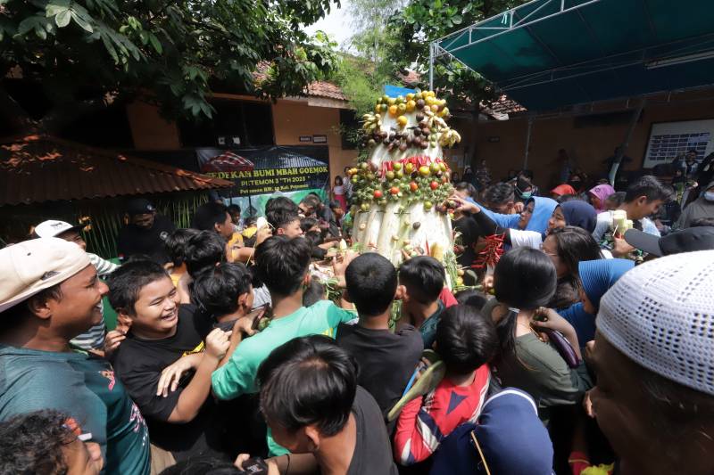 Wali Kota Surabaya Eri Cahyadi hadir di tengah warga dalam acara sedekah bumi