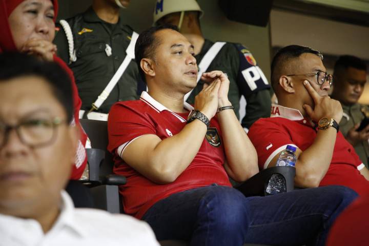 Wali Kota Surabaya Eri saat menyaksikan laga Timnas Indonesia di stadion GBT 