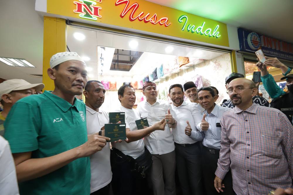 Wali Kota Surabaya Eri Cahyadi membuka serentak toko di Pasar Turi